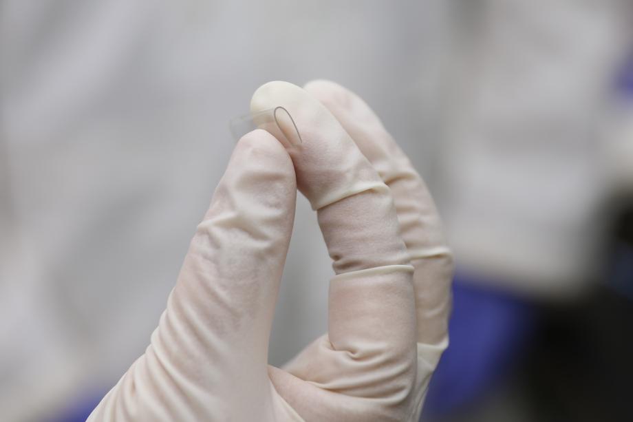 [사진6] 기존 개발된 환형올레핀 고분자 보다 2배 이상 잘 늘어나는 고분자 소재로 제작된 필름