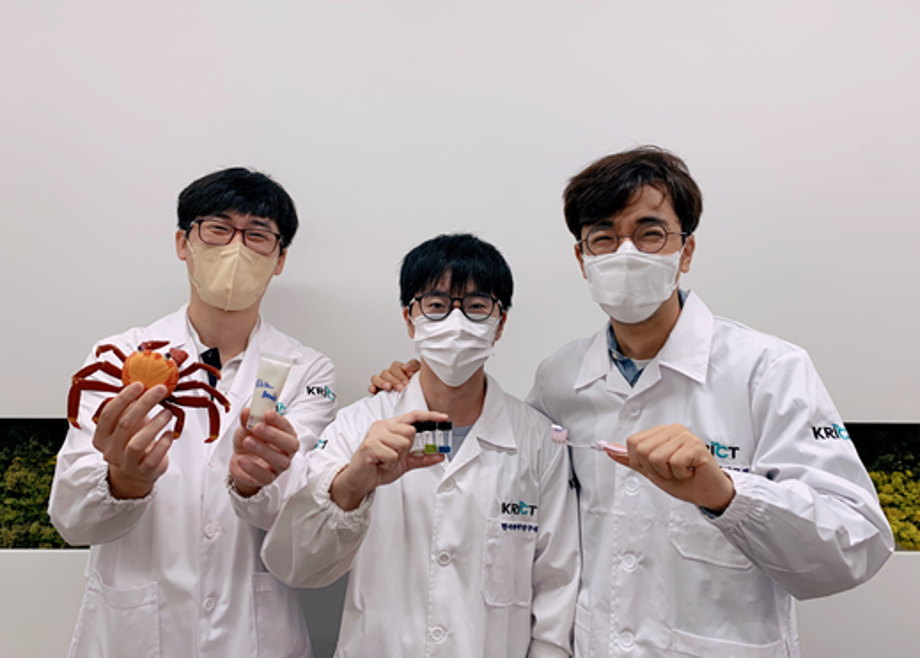 [사진2] 한국화학연구원 바이오화학연구센터 (좌로부터) 박제영 박사, 주성빈 박사과정, 오동엽 박사가 ‘생분해 마이크로비즈 시제품’을 들고 있다.