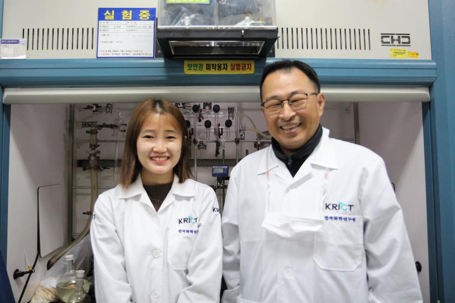 [사진5-2] 자연유래 PLA 가소제를 개발한 연구팀(좌로부터 신지훈 책임연구원, 정해민 학생연구원)