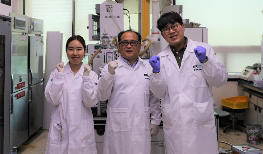 [사진4] 광역학 메커니즘 기반 홀로그램 기록소재를 개발한 가재원 박사 연구팀 (좌로부터 이예원 연구원, 가재원 책임연구원, 김형석 박사후연구원)