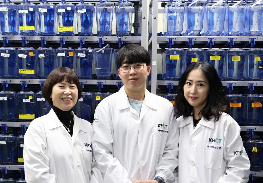 [사진3] 제브라피쉬 동물모델을 활용한 신경계 대사체 분석 플랫폼기술을 개발한 화학연 연구팀(좌로부터 배명애 책임연구원, 김성순 박사후연구원, 조성희 책임연구원)