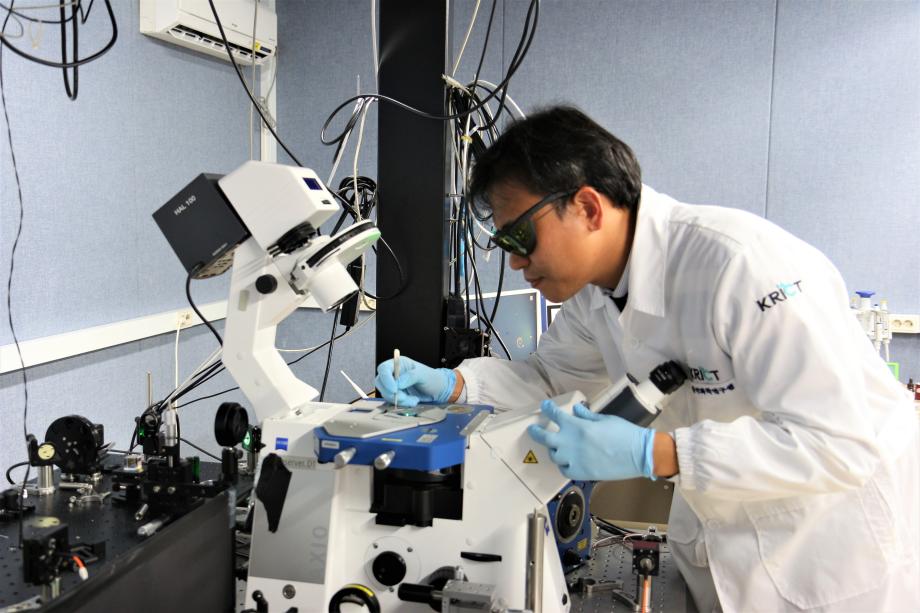 광땜질을 위한 레이저 조사 준비 사진(김현우 박사)_