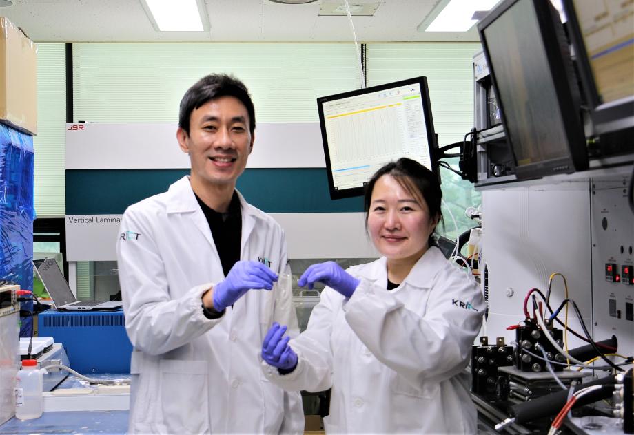 [사진2-1] 그린수소 생산을 위한 가지사슬 구조의 새로운 전해질막 소재를 개발한 화학연 김태호 박사 연구팀(왼쪽부터 김태호 책임연구원(센터장), 안수민 박사후연구원)