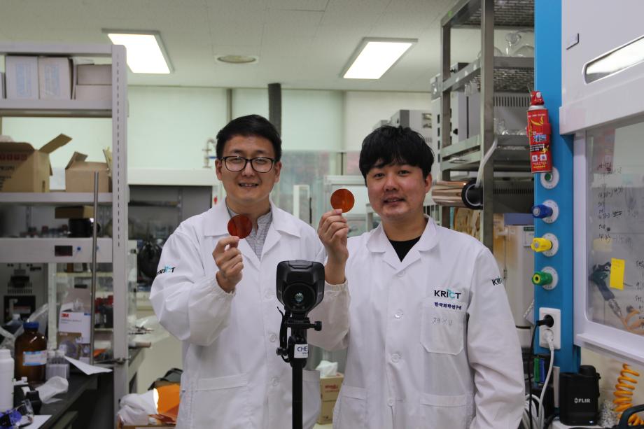 [사진1] 미세상분리 구조의 역가황 고분자 소재 기술을 개발한 한국화학연구원 연구팀(좌로부터 김동균 책임연구원, 본 논문성과의 1저자인 황재혁 학생연구원)