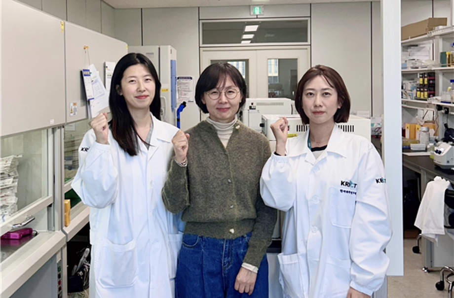 [사진 5] 인공세포에서 원하는 바이오원료만 쉽게 생산할 수 있는 합성생물학 기술(이주영 박사팀) 연구진_좌측부터 문수영 학생연구원, 이주영 박사, 손소희 박사