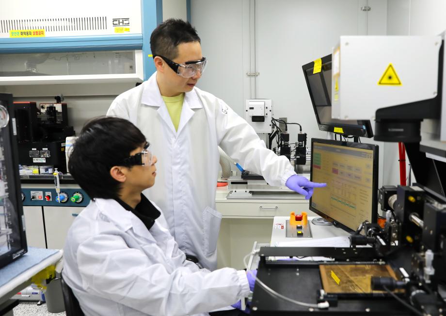 [사진1] 내부 압력 해소를 통한 근원적 해법을 제시하여 페로브스카이트 태양전지 안전성 확보하는 기술을 개발한 한길상 박사 연구팀(좌로부터 서유현 박사후연구원, 한길상 선임연구원)