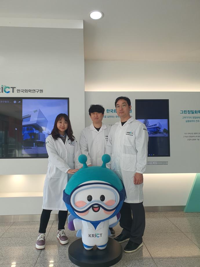 [사진7] 촉매의 도움 없이도 특정 저독성 용매에 녹는 열경화성 플라스틱 소재 개발한 김진철 박사 연구팀(우로부터 김진철 책임연구원, 유지홍 박사후연구원, 정지은 선임연구원)