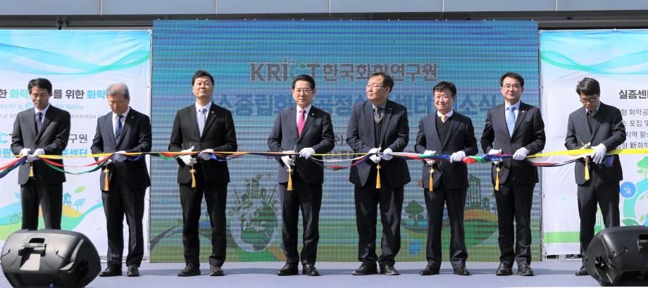 [추가 사진2] 개소식 테이프 커팅 장면 (좌측 두번째 김복철 NST 이사장,세번째 서동욱 전담도의회의장, 네번째 김영록 전남도지사, 다섯번째 이영국 한국화학연구원장, 여섯번째 정기명 여수시장 등)