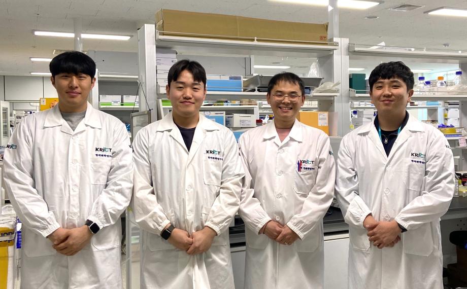 [사진1] 화학분야의 주요 산업 원재료인 '아디프산'을 미생물에서 생산하는 세포공장 기술을 개발한 한국화학연구원 백승호 박사님 연구팀(오른쪽부터 노명현 선임연구원, 백승호 선임연구원, 이상민 학생연구원,  박진성 인턴연구원)