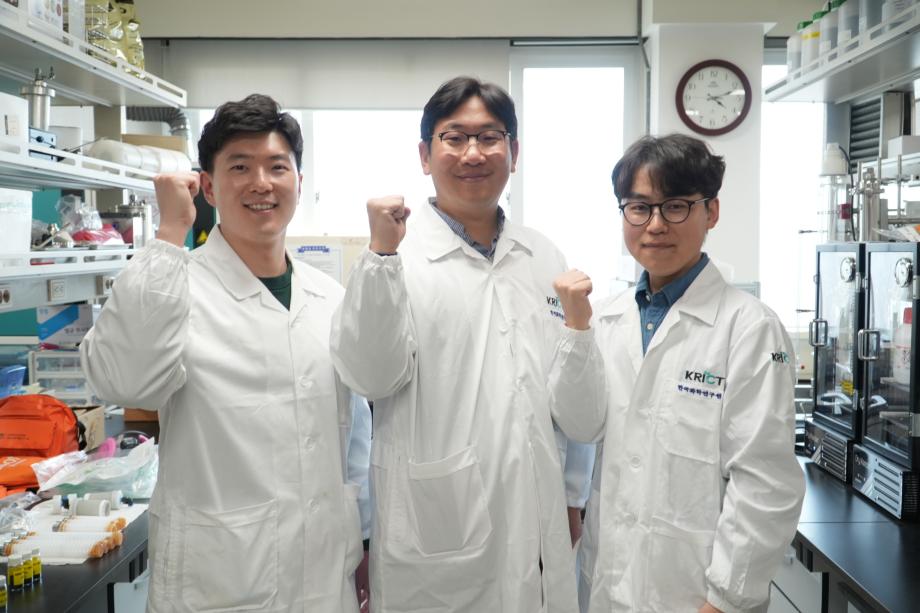 [사진2] 획기적 성능과 확장성까지 확보한 혁신적인 LOHC 소재를 개발한 화학연 박지훈 박사 연구팀(왼쪽부터 이정재 학생연구원, 박지훈 센터장, 정관용 연구원)