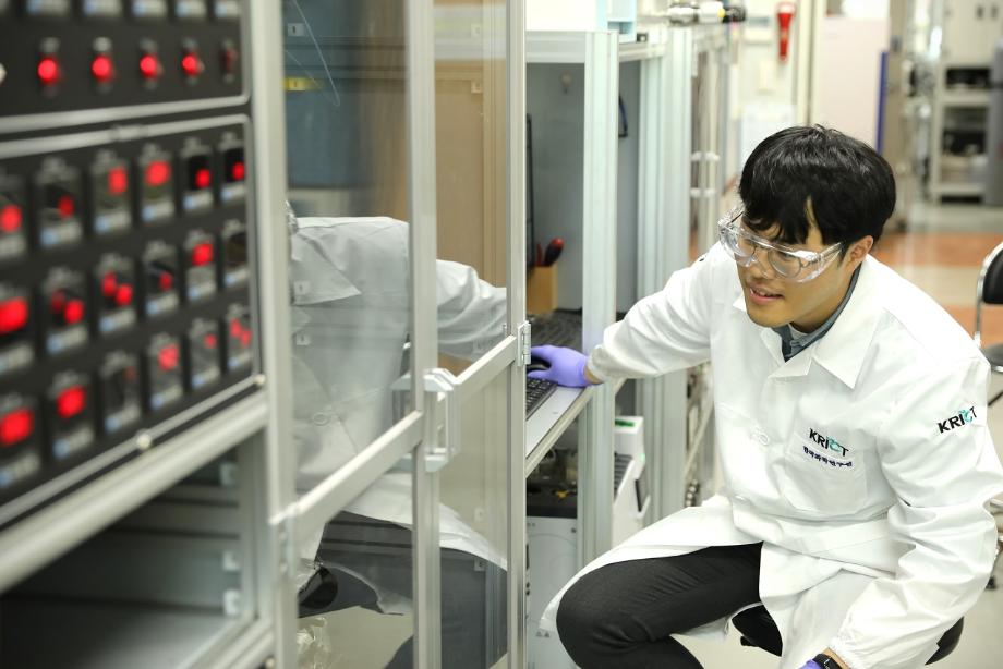 (사진7)_2월 논문 제1저자 이성우 연구원이 반응 설비를 살펴보고 있다.