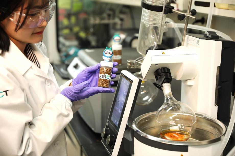 (사진8)_3월 논문 제1저자 이진주 학생연구원이 이번에 성능을 개선해 새로 만든 촉매를 보여주고 있다