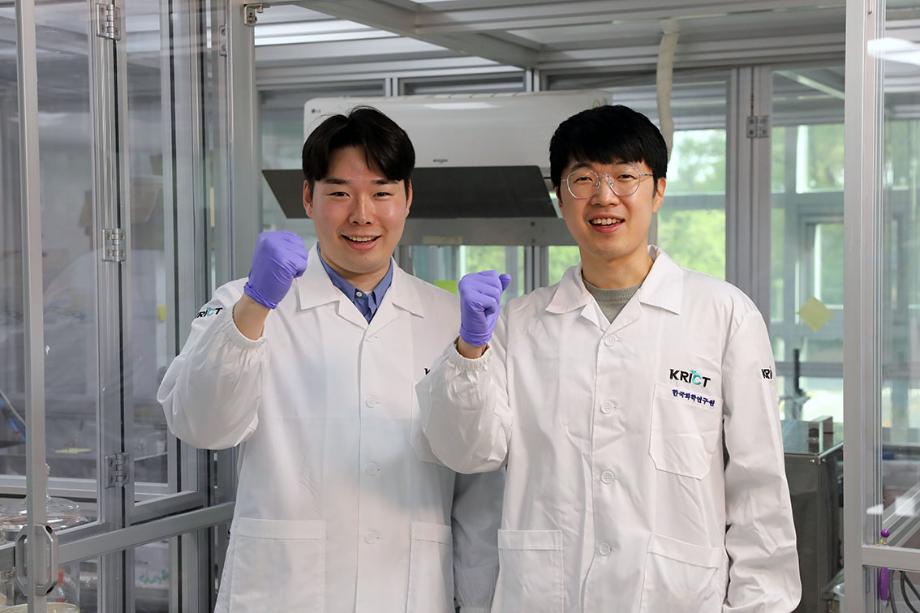 [그림 11] 논문 주요 기여자(우측 교신저자 유영민 선임연구원, 좌측 신성주 연구원)