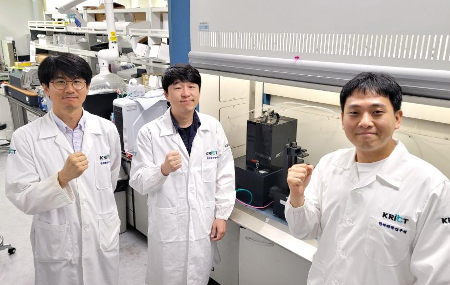 [사진3] 다기능성 3D 프린팅 소재를 개발한 화학연 연구팀(왼쪽부터 유영창 선임연구원, 안도원 선임연구원, 신상빈 학생연구원)