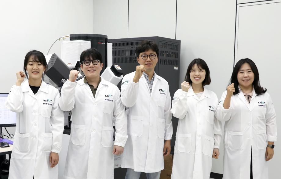 [사진 5-2] 신뢰성평가센터 연구팀(왼쪽부터 정고운 연구원, 이왕은 책임연구원, 허규용 센터장, 윤환희 선임연구원, 조혜진 연구원)