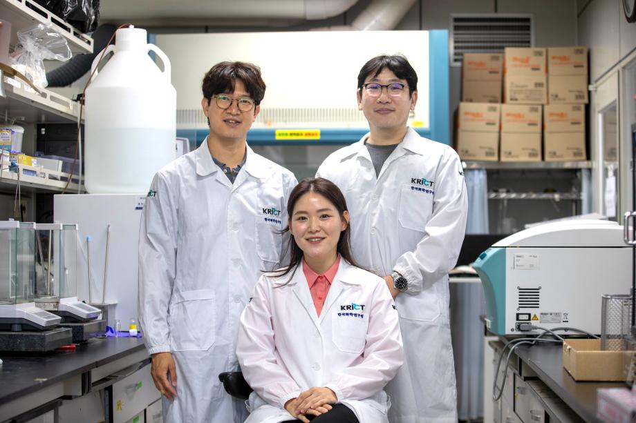 [그림 9] 연구팀 사진(좌측부터 이진희 박사, 안진주 박사, 박지훈 박사)