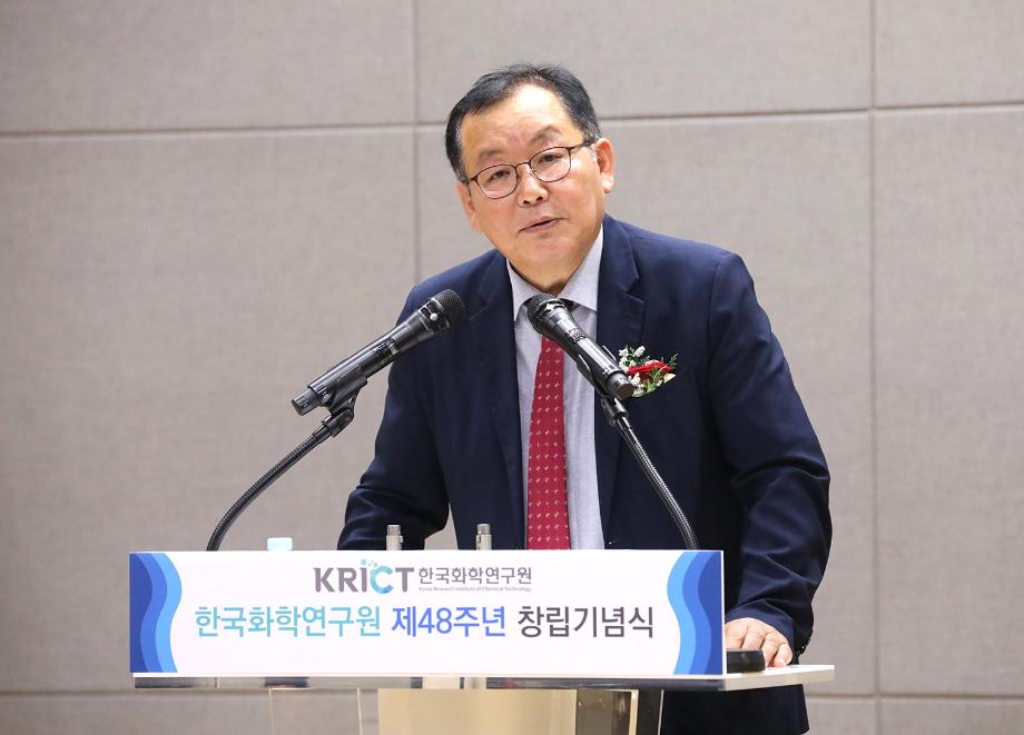 [사진 1] 화학연 제48주년 창립기념식에서 이영국 원장이 기념사를 하는 모습 2