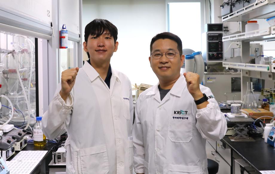 [사진1] 16.4배 빠르게 반응하고 2배 이상 더 효율적인 수소 저장·운송 기술을 개발한 한국화학연구원 김상준 박사 연구팀(오른쪽부터 김상준 선임연구원, 강동권 학생연구원)