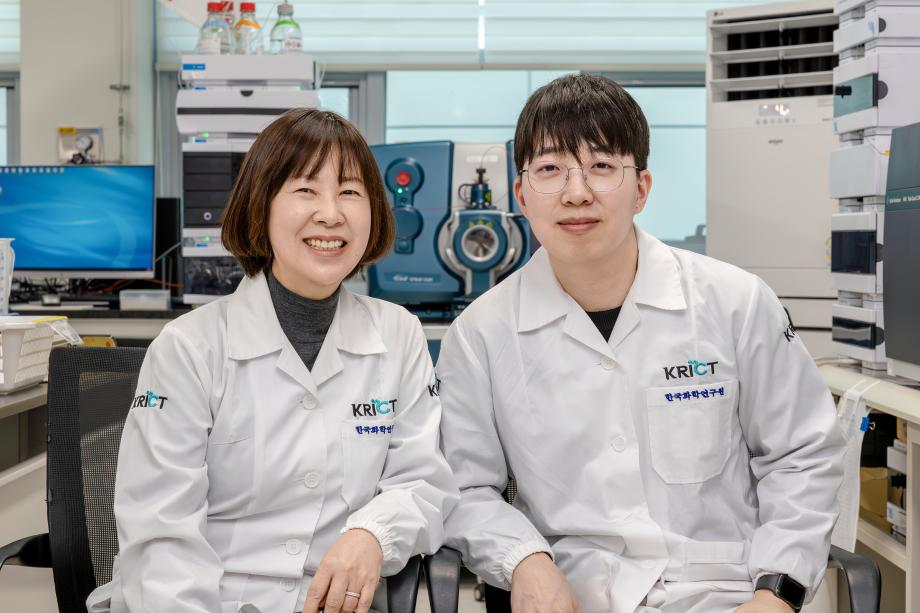 [그림 1] 주요 연구진(왼쪽부터 배명애 책임연구원(교신저자), 김성순 연구원(1저자))