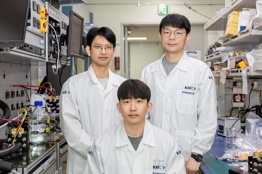 [그림 7] 주요 연구진 사진(뒷줄 왼쪽부터 화학연 소순용 책임연구원(교신저자), 유덕만 책임연구원(교신저자), 이창진 학생연구원(1저자))