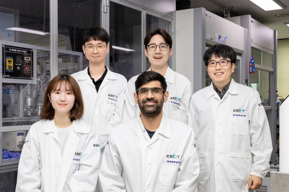 [그림 3] 주요 논문 기여자(왼쪽 아래부터 시계 반대 방향으로 노유림 학생연구원(1저자, 화학연), Ali Awad 학생연구원(1저자, 화학연, UST), 황영규 책임(교신저자, 화학연), 김지훈 선임(교신저자, 화학연), 오경렬 선임(공동저자, 화학연))