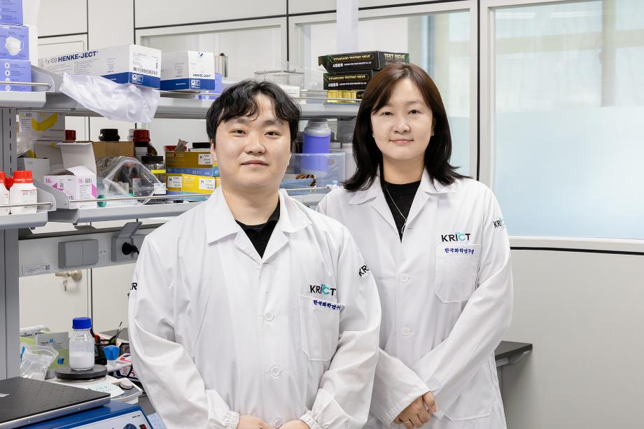 [그림 4] 주요 논문 기여자(왼쪽부터 최준영 학생연구원(1저자, 화학연, UST), 석정돈 책임연구원(교신저자, 화학연))