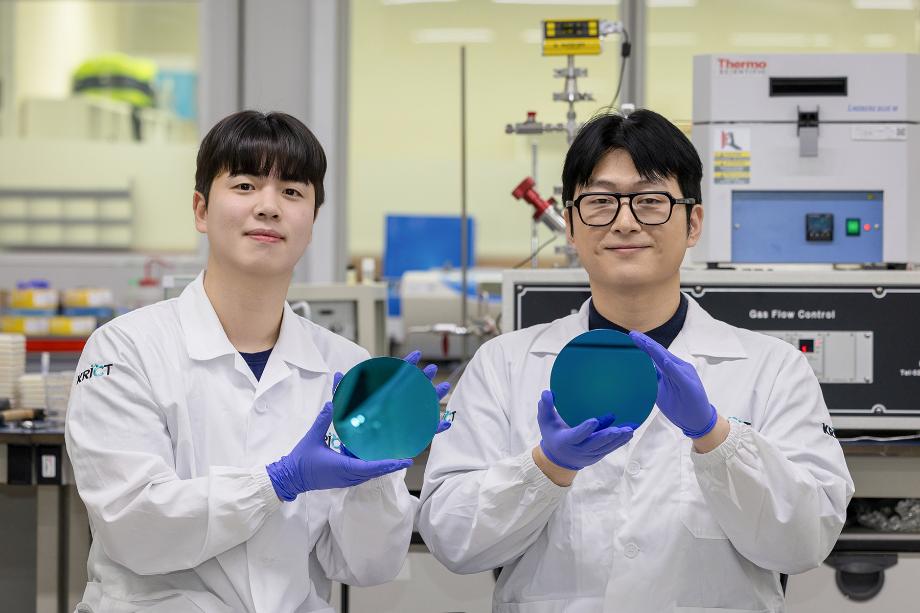 [그림 5] 주요 논문 기여자(왼쪽부터 이도형 학생연구원(1저자, 화학연), 송우석 책임연구원(교신저자, 화학연))