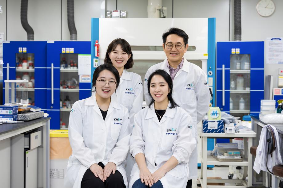 [그림 5] 주요 논문 기여자(왼쪽 아래부터 시계 반대 방향으로 선문대 하미진 교수(1저자), 화학연 김기영 책임연구원(교신저자), 정원훈 선임연구원(공동저자), 최경진 연구원(공동저자))