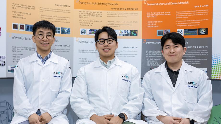 [그림 5] 주요 연구진 사진 (왼쪽부터, 화학연 오근환 박사(교신저자)), 최원종 박사과정 학생(1저자), 강인구 석사과정 학생(공동저자))