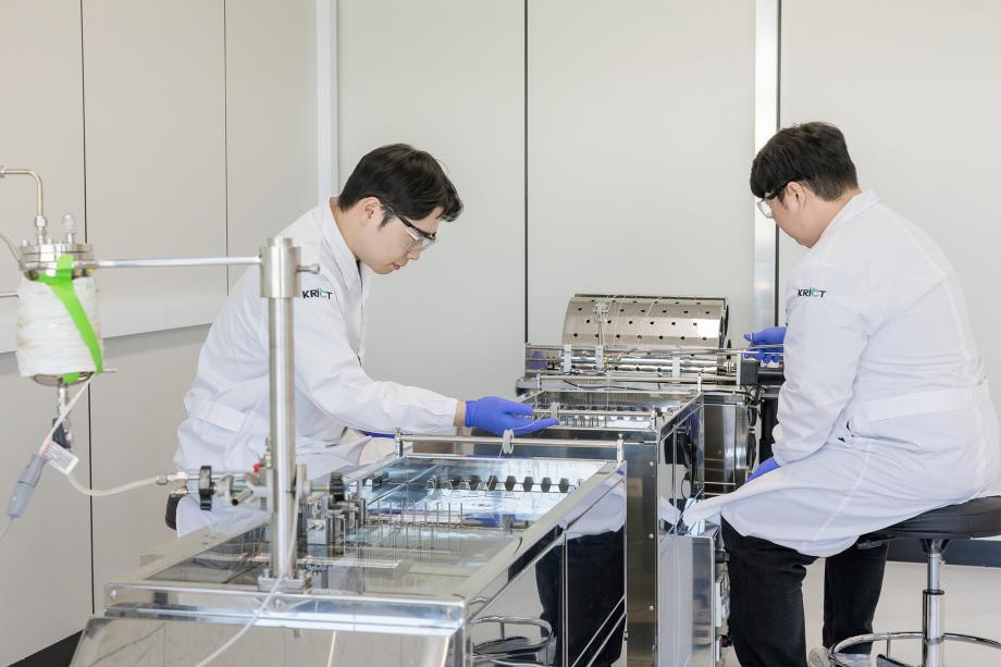 [그림 5] 화학연 연구자들이 상생형 연구공간에 구축된 장비를 이용해 중공사막을 생산하고 있다